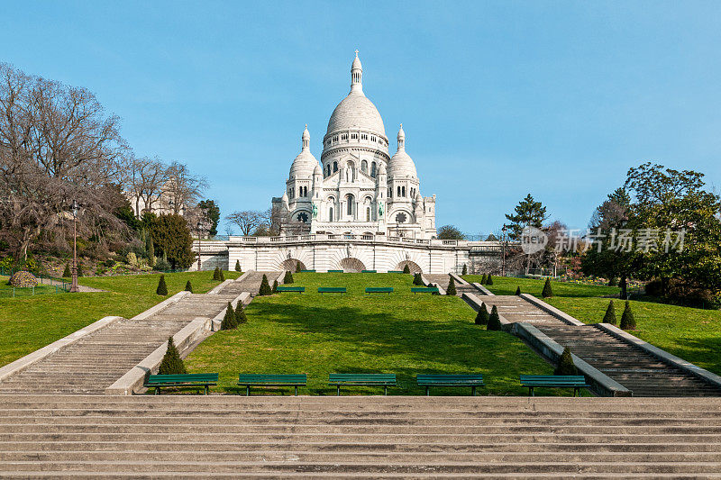 巴黎:在没有人的情况下，可以看到Sacré Coeur basilica和蒙马特山